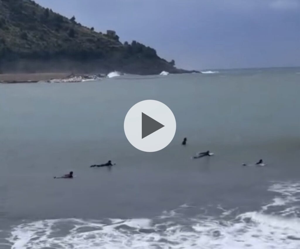 Sapri, cinque giovani fanno surf nella baia di Santa Croce nonostante il maltempo
