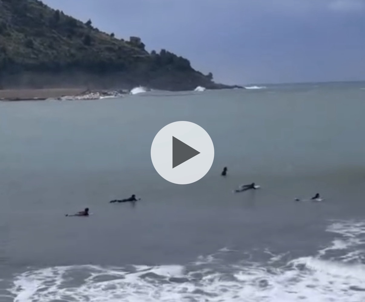 Sapri, cinque giovani fanno surf nella baia di Santa Croce nonostante il maltempo