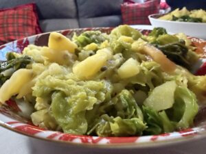 La cucina della memoria: la minestra di verza e patate, piatto antico del Cilento