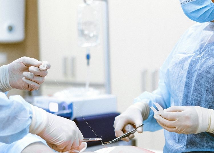 Quando l’algoritmo entra in sala operatoria: l’intelligenza artificiale cambia la cura dei tumori urologici