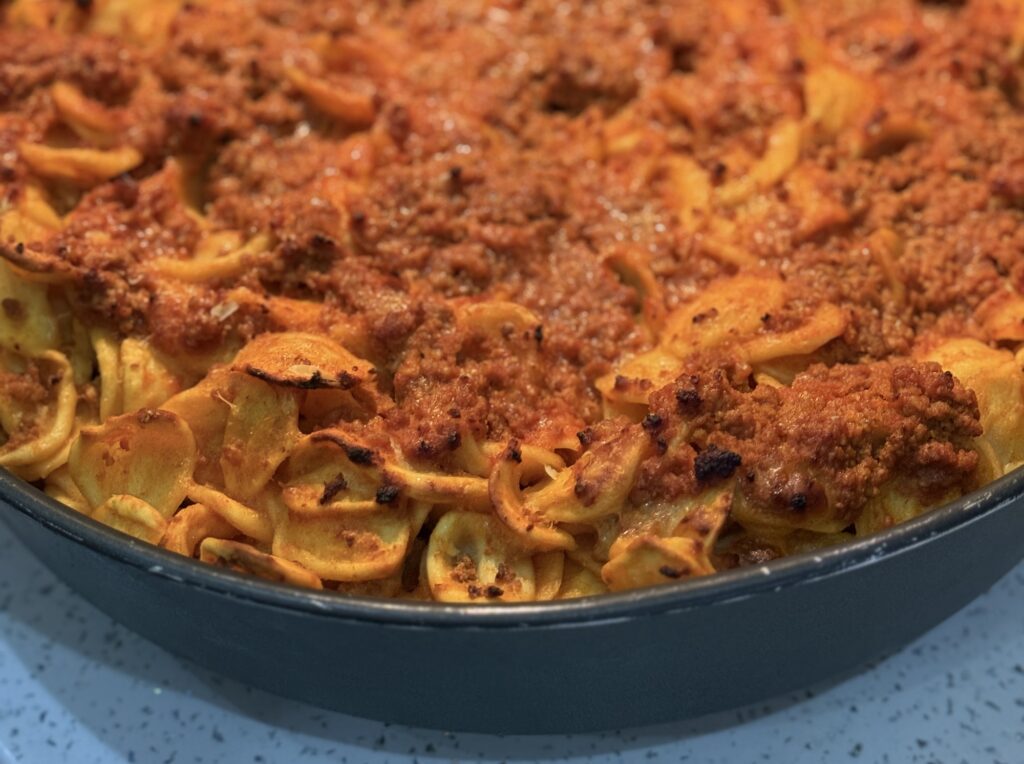 Orecchiette al forno filanti con sugo bolognese: il comfort food che conquista tutti
