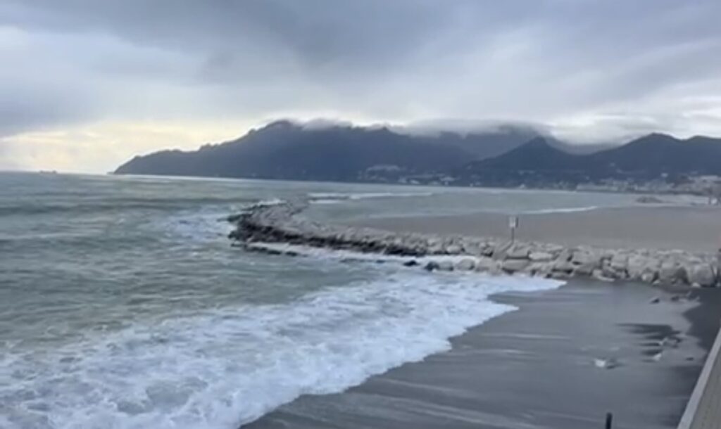 Ripascimento a Torrione, tra critiche e primi risultati: la spiaggia rinforzata resiste alle onde