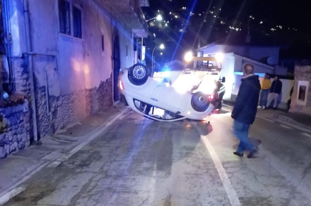 Auto si ribalta a Sala Consilina: a bordo due donne e un bambino