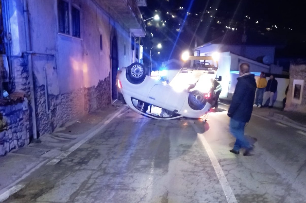 Auto si ribalta a Sala Consilina: a bordo due donne e un bambino