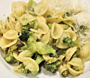 Orecchiette integrali con broccoli, aglio e acciughe