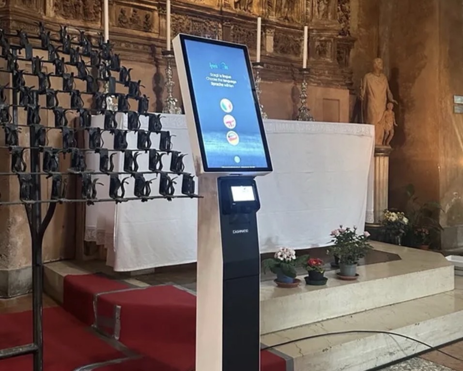 Dai cestini alle postazioni digitali: come la tecnologia cambia le offerte nelle chiese italiane