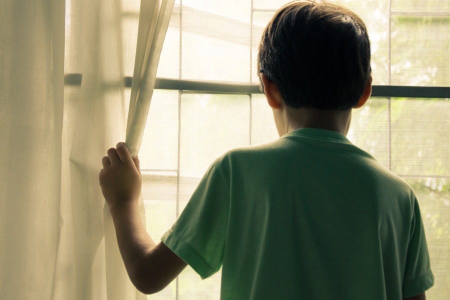 Ho l’abitudine di lasciare mio figlio piccolo solo in casa per andare a fare la spesa: lo posso fare?