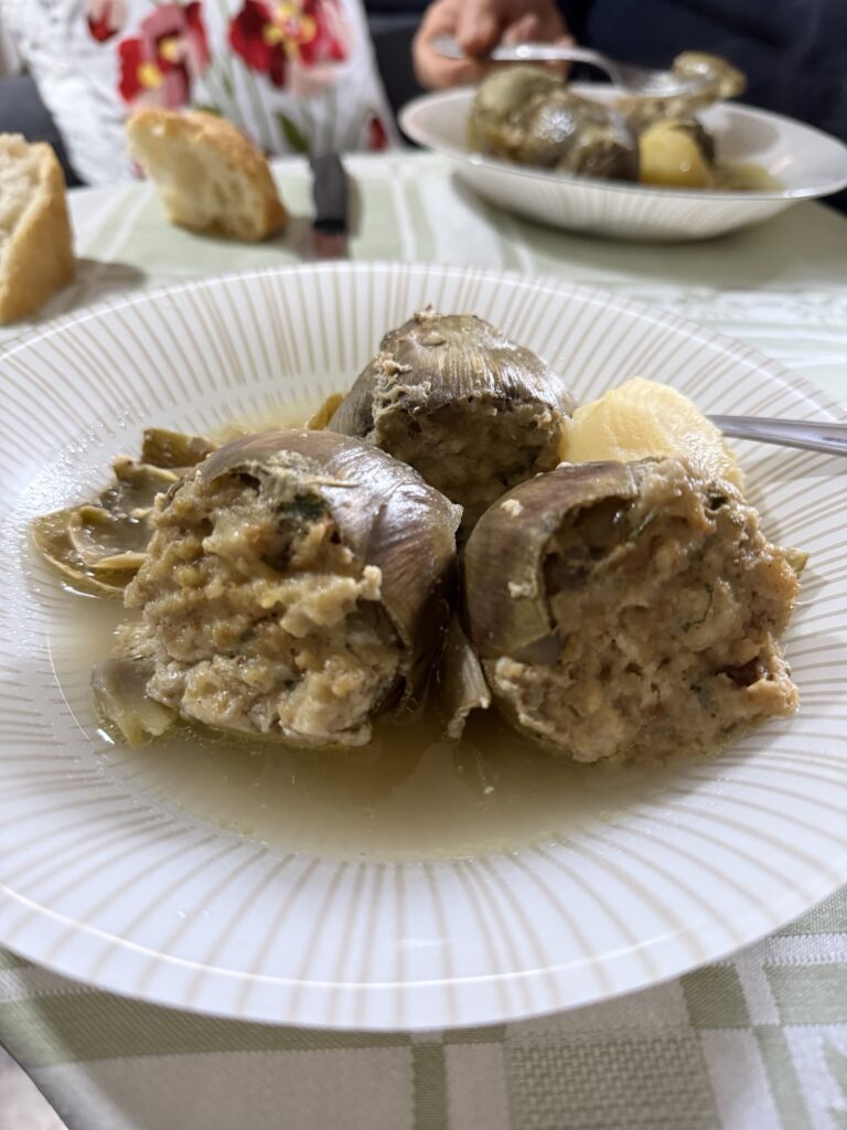 Carciofi ripieni in umido: il piatto semplice che racconta la cucina di casa