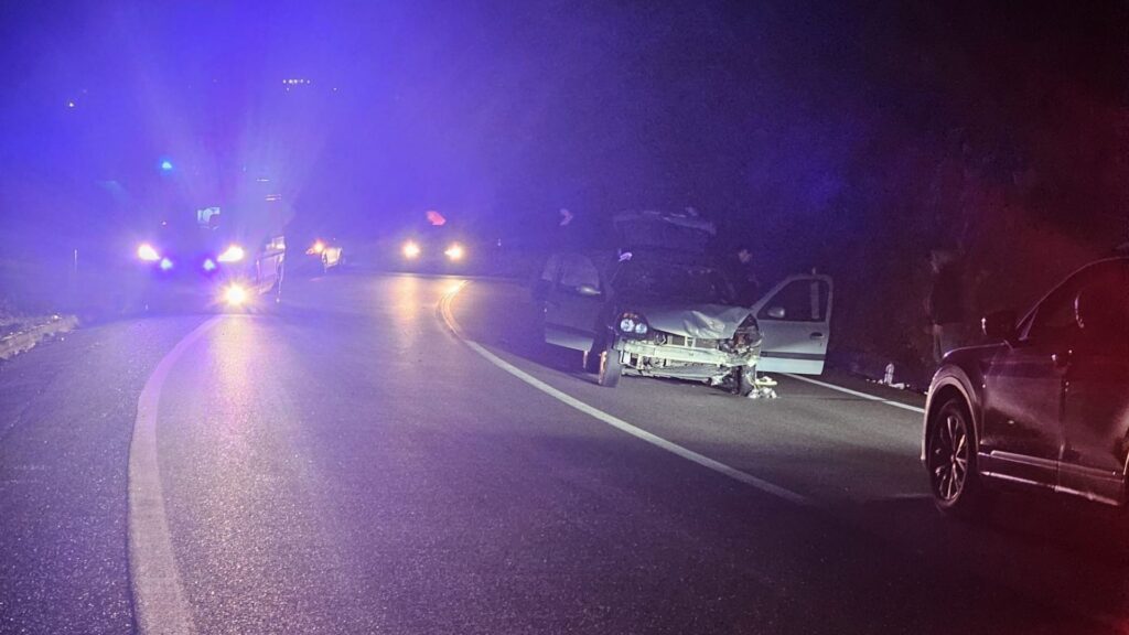 Auto contro un muretto nella notte: quattro giovani feriti sulla strada tra Atena e Brienza