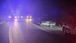 Auto contro un muretto nella notte: quattro giovani feriti sulla strada tra Atena e Brienza
