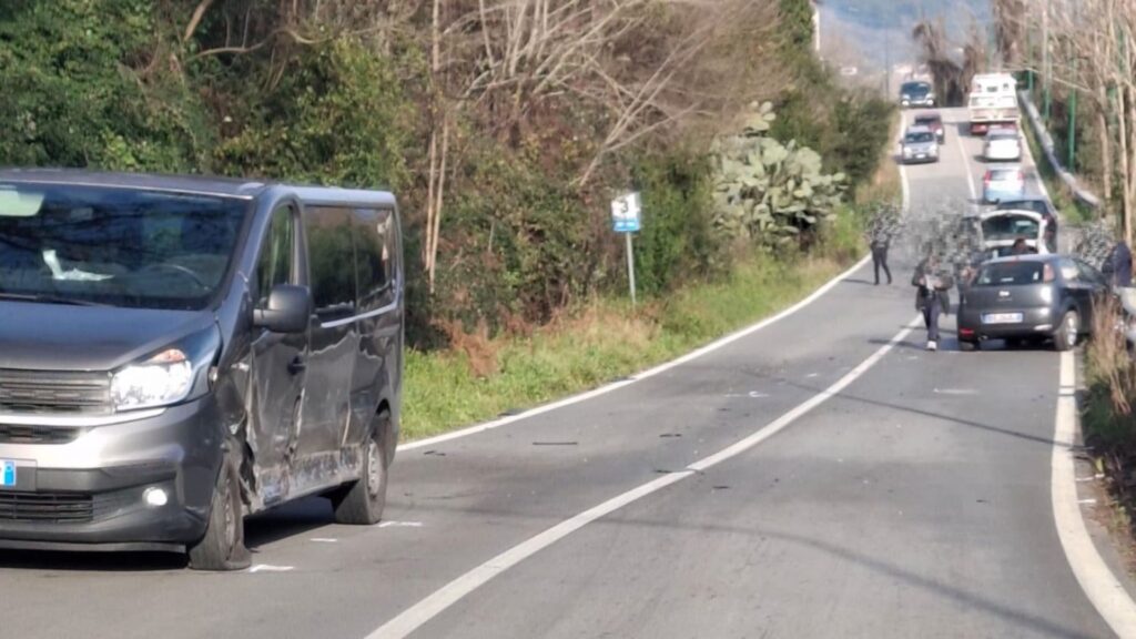 Paura a Casal Velino: due auto si scontrano in località Verduzio