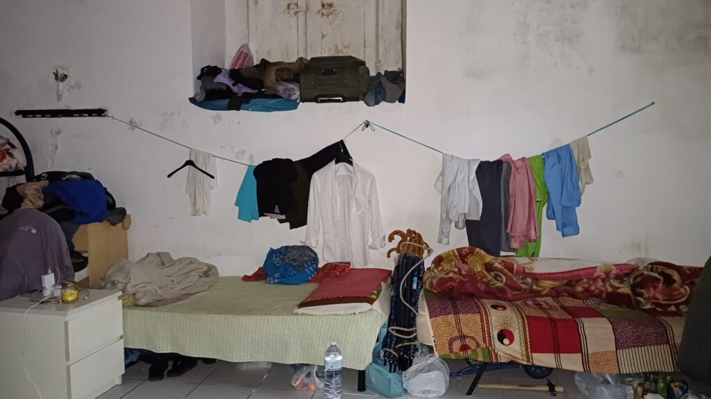 Blitz nel centro storico: 19 cittadini bengalesi ammassati in due appartamenti