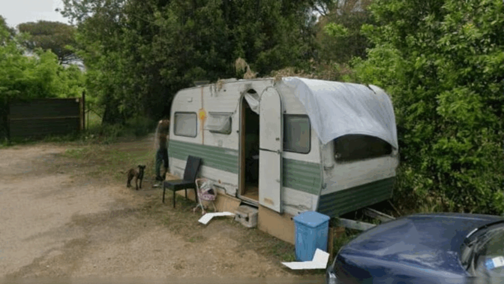 Donna morta in roulotte: è una 40enne salernitana. Accanto al corpo i documenti di un uomo