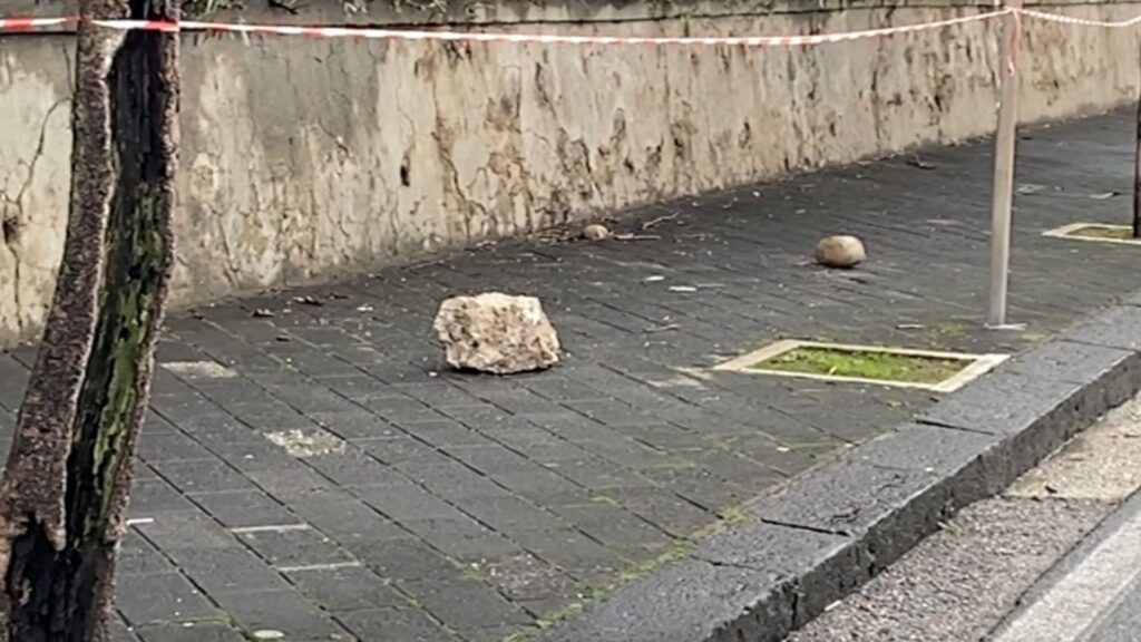 Salerno, cadono massi dal Forte La Carnale: zona del lungomare Torrione interdetta