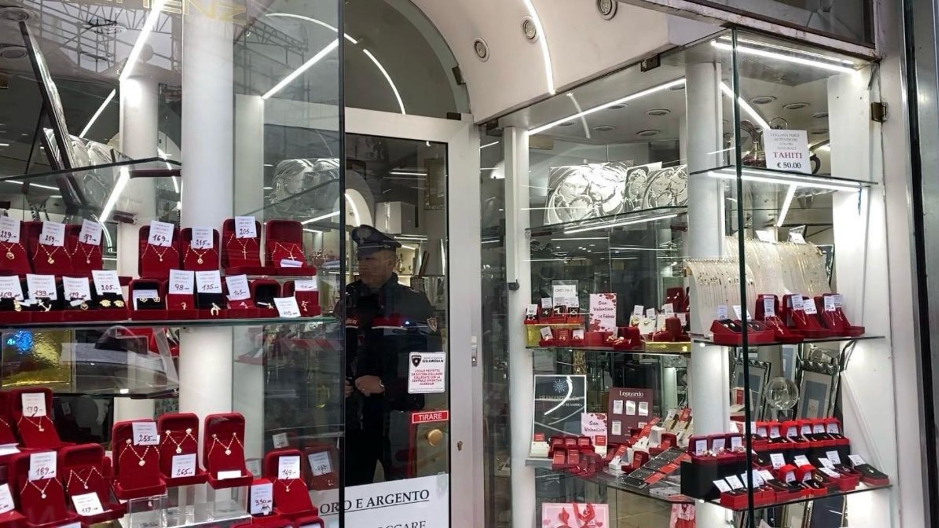 Colpo nella notte a Salerno: la “banda del buco” prende di mira una gioielleria