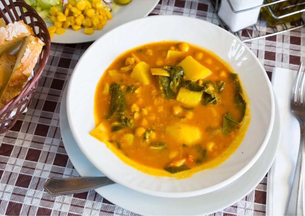 Gennaio in cucina: la zuppa di ceci, cavolo nero e patate che scalda l’inverno