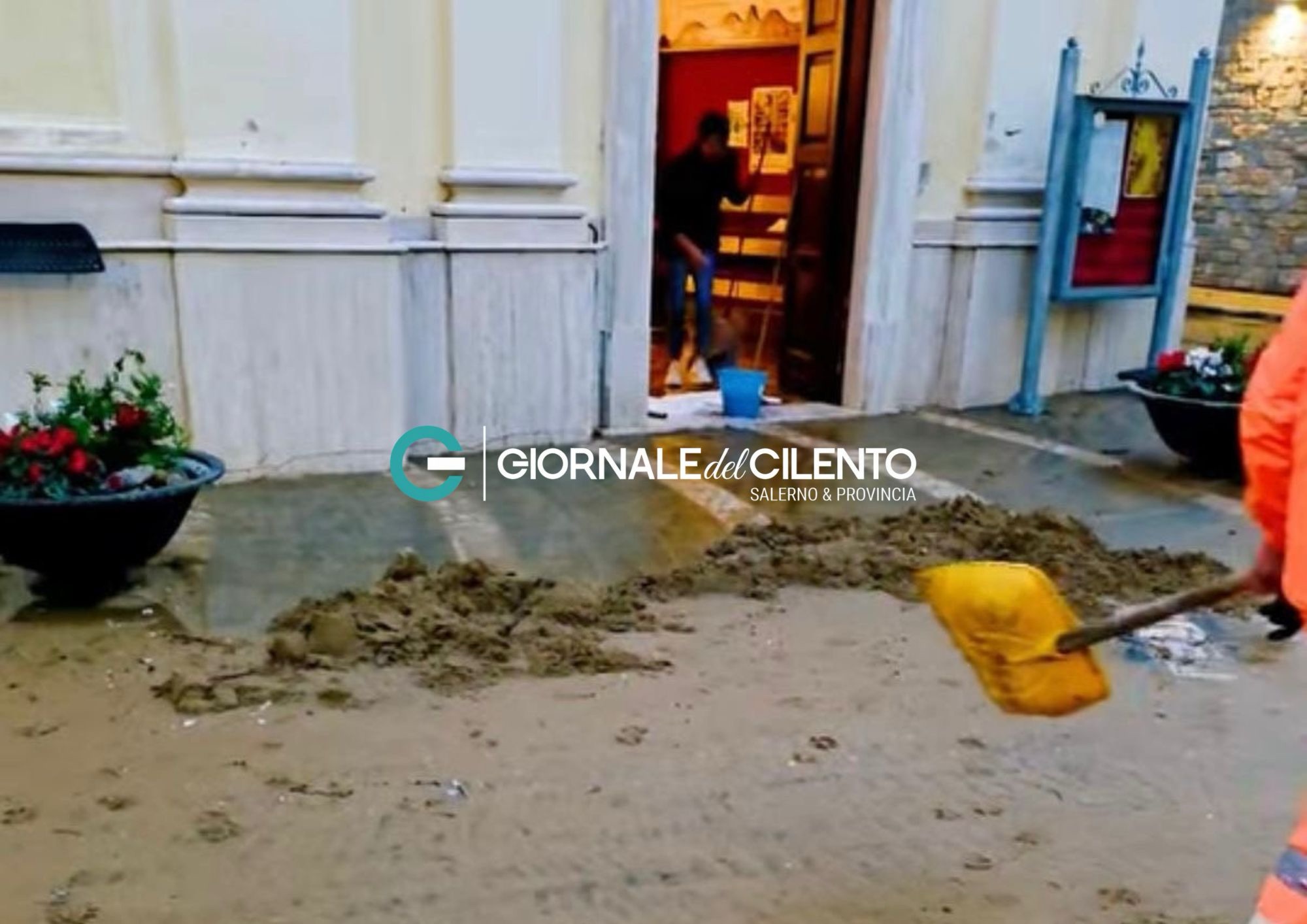 Castellabate, mare in tempesta invade la chiesa di Santa Maria a Mare