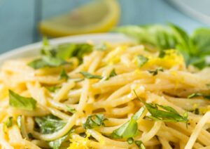 Spaghetti al burro, limone e alici: l’eleganza della semplicità in cucina