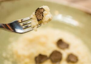 Il profumo della terra e il carattere del Sud: il risotto al tartufo con Nocciola di Giffoni