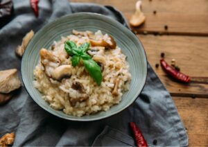 Il bosco nel piatto: quando il risotto ai funghi si concede un colpo di scena
