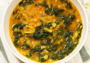 Dopo gli eccessi di Natale, si riparte dalla semplicità: una zuppa di lenticchie e cavolo nero