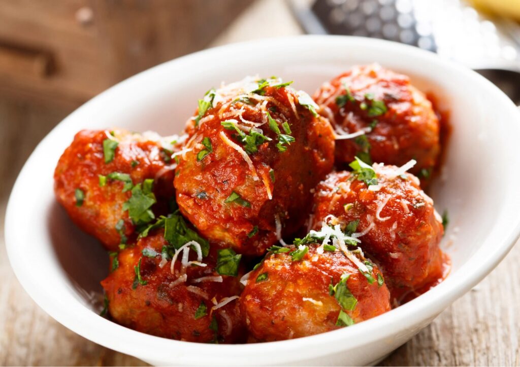 Polpette di pane, l’arte del recupero a tavola: la cucina anti-spreco diventa tradizione