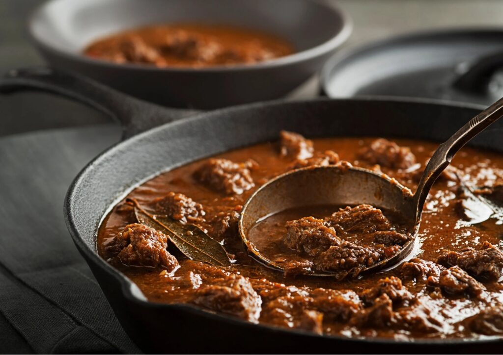 Il gulasch, un piatto che viaggia: dalla Mitteleuropa alle tavole del mondo