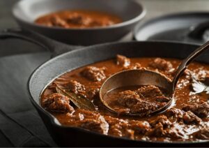 Il gulasch, un piatto che viaggia: dalla Mitteleuropa alle tavole del mondo