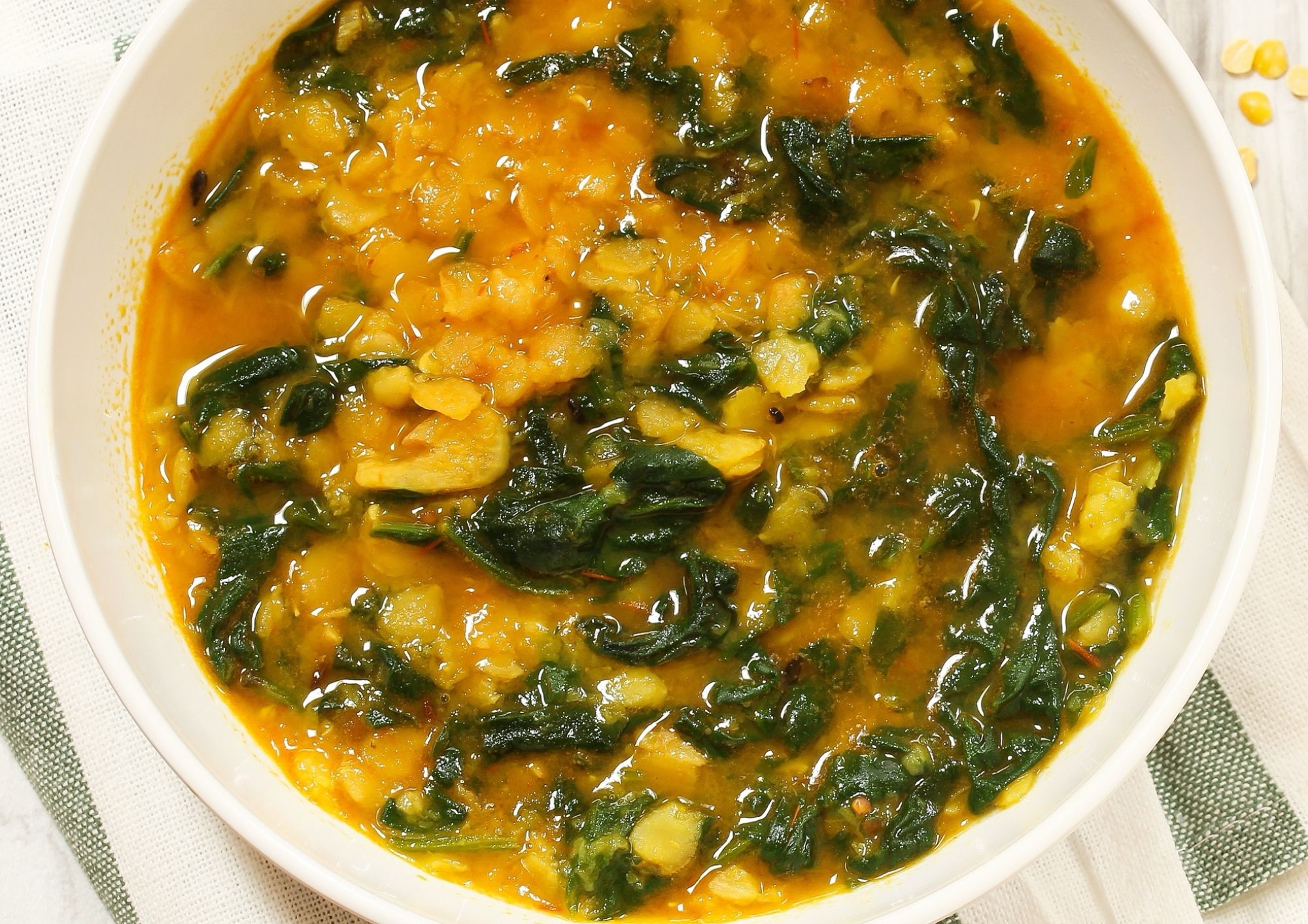 Dopo gli eccessi di Natale, si riparte dalla semplicità: una zuppa di lenticchie e cavolo nero