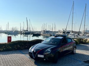 Salerno, minacce e ricatto sul lungomare: due giovani fermati dai carabinieri, uno è minorenne