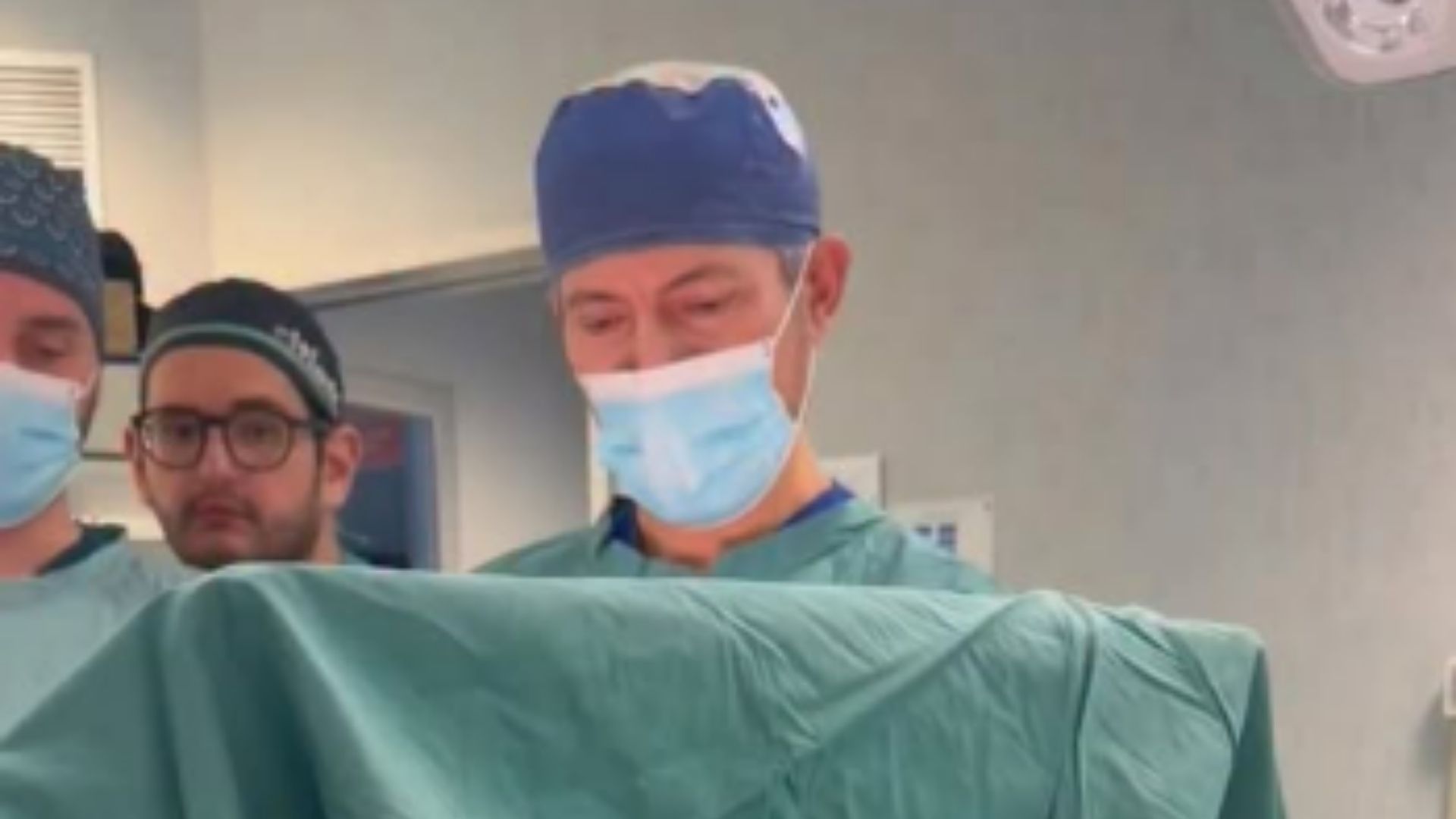 Paziente canta durante l’intervento al seno: Pellegrino: «La musica umanizza le cure»