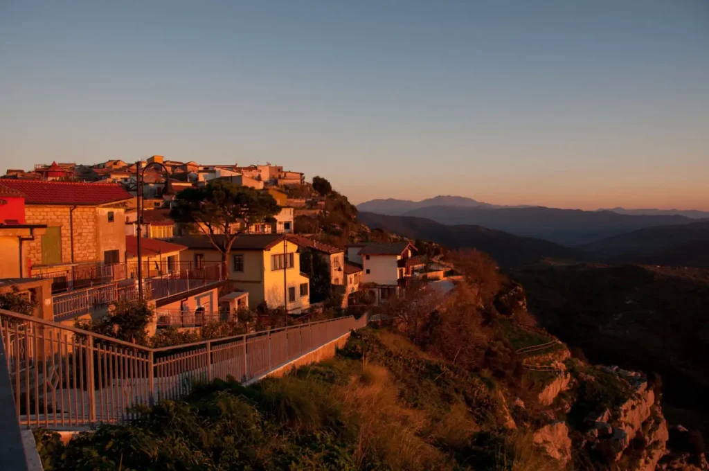 Trentinara, abusi edilizi in via Torri: il Comune ordina la demolizione