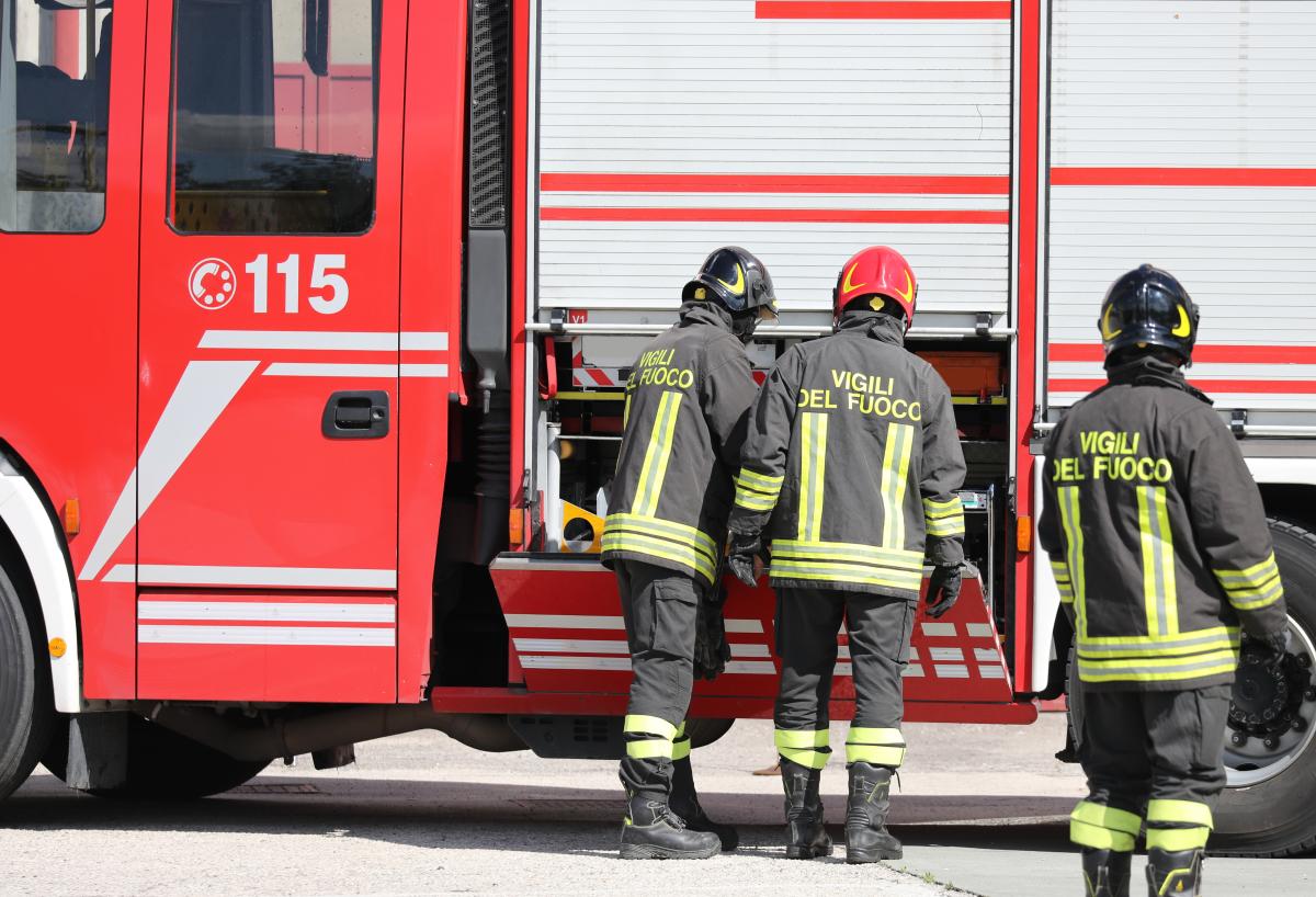 Persano, trincia prende fuoco in un campo di mais