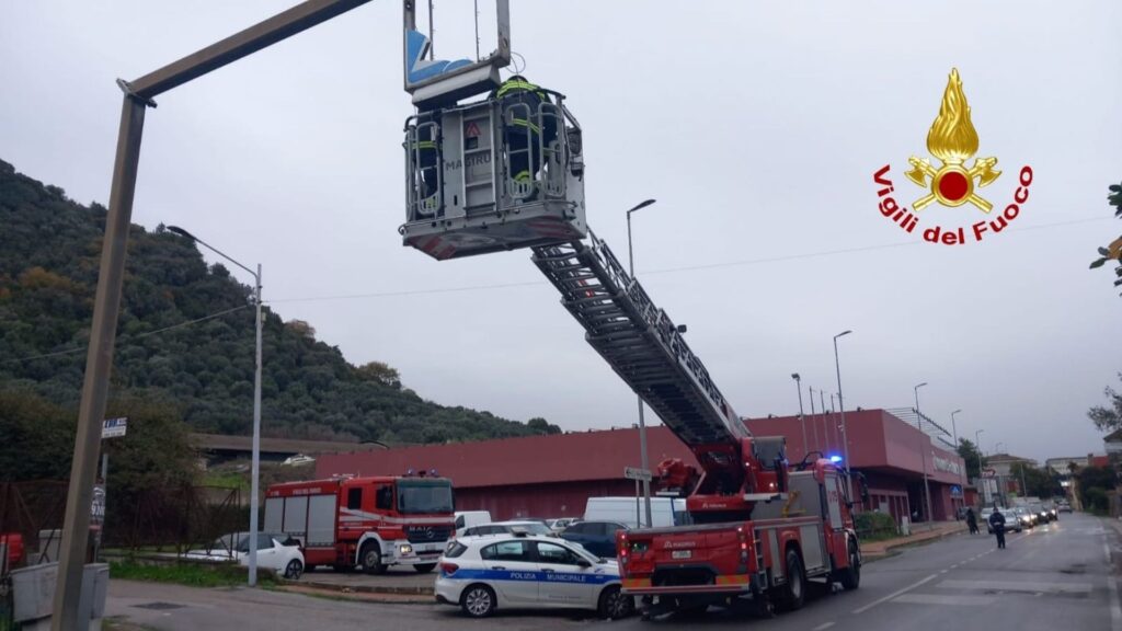 Maltempo a Salerno, pannello segnaletico si spezza: strada messa in sicurezza dai vigili del fuoco