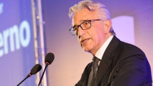 Salerno, il sindaco Napoli annuncia le dimissioni durante la giunta: «Mutate condizioni politiche»