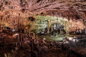 Le grotte di Castelcivita: un tesoro sotterraneo tra stalattiti e storia