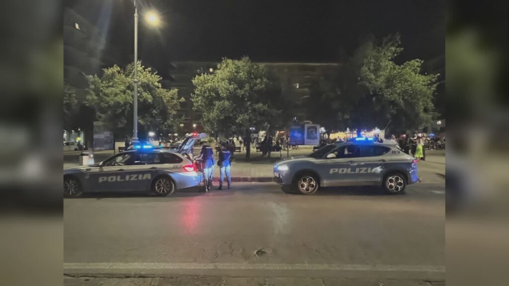 Salerno, tensione in piazza della Concordia: 33enne fermato dopo l’aggressione agli agenti