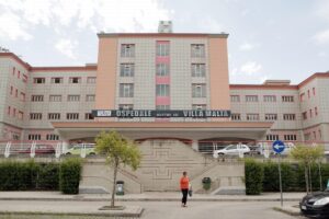 Parto improvviso in auto davanti al pronto soccorso: neonata messa al mondo sulla rampa dell’ospedale