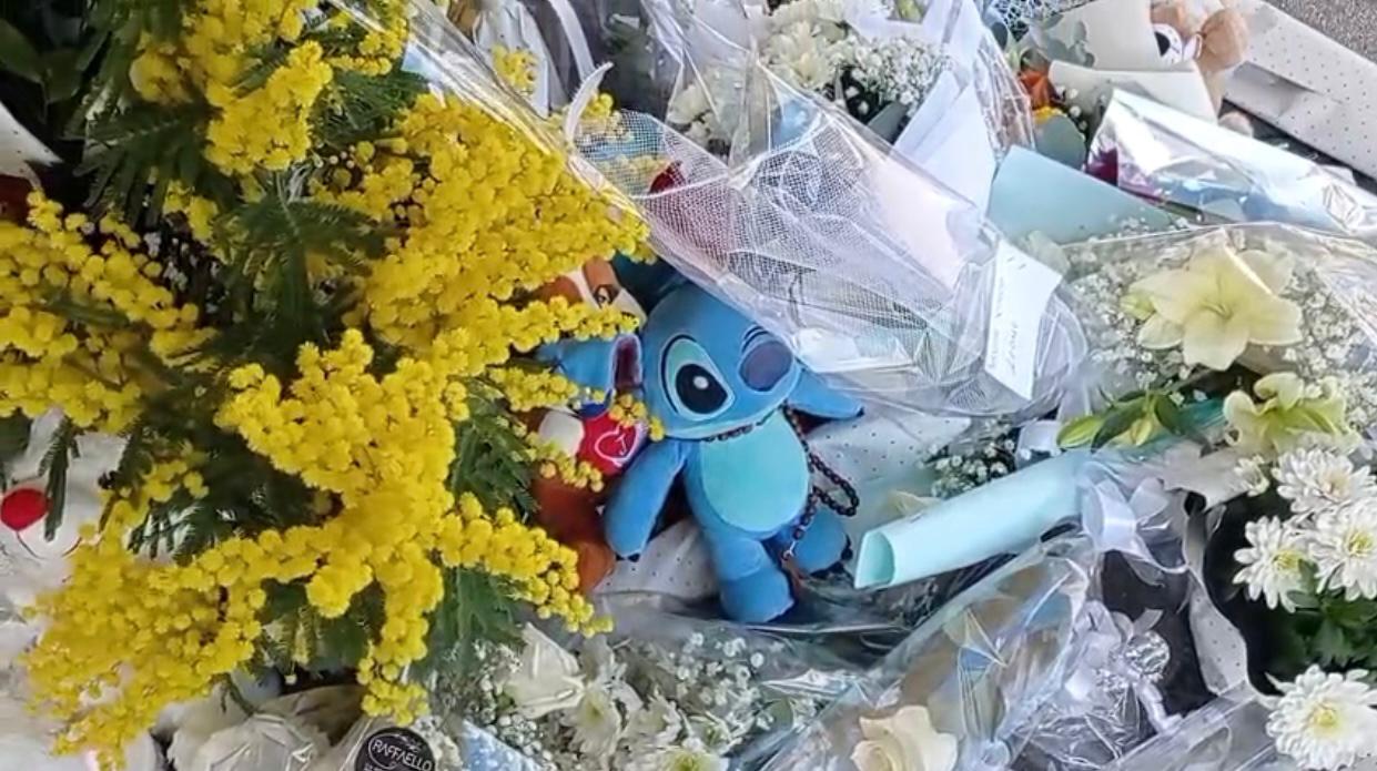 Napoli, fiori e peluche davanti al Monaldi per il piccolo Domenico