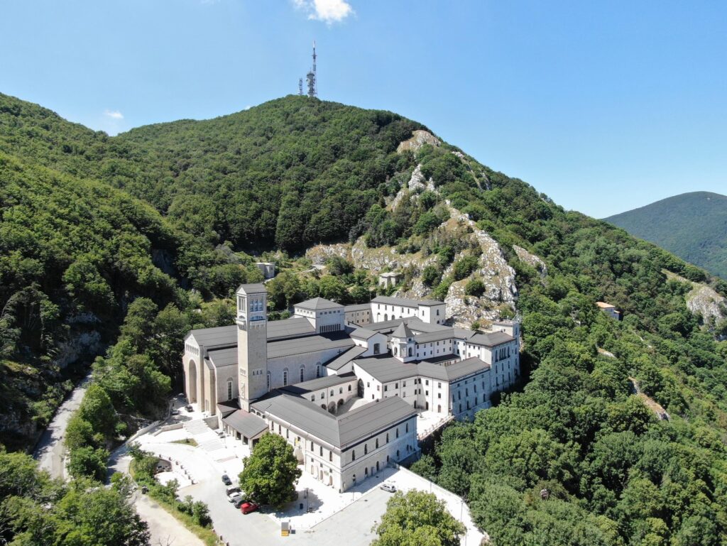 Santuario di Montevergine, il “colle della Vergine” tra spiritualità, storia e pellegrinaggi