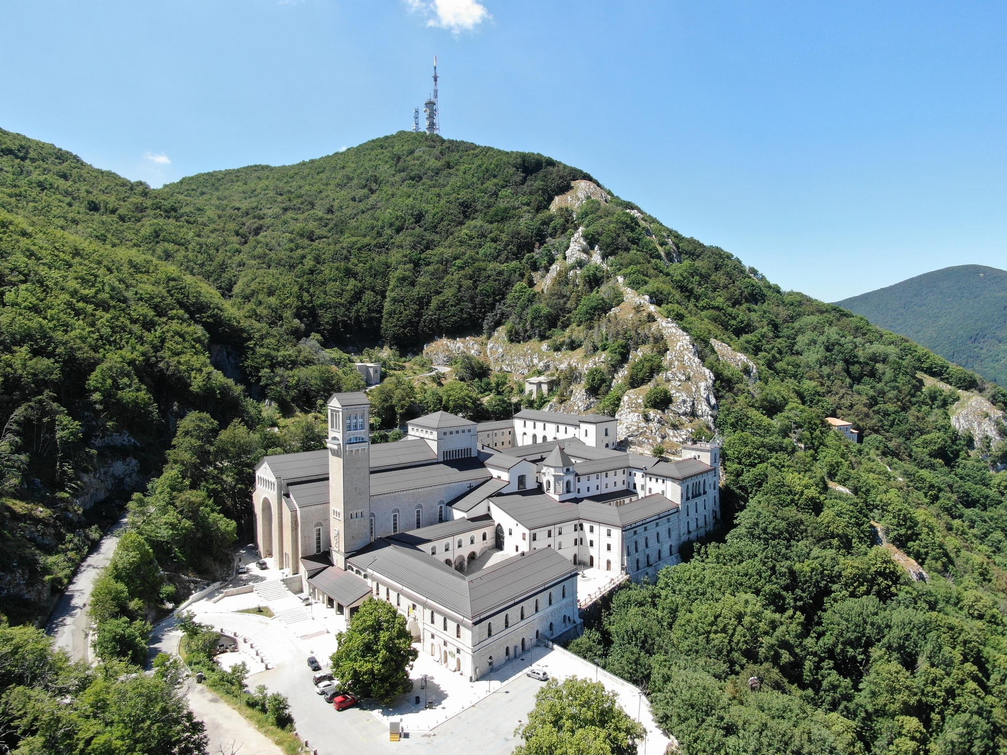 Santuario di Montevergine, il “colle della Vergine” tra spiritualità, storia e pellegrinaggi