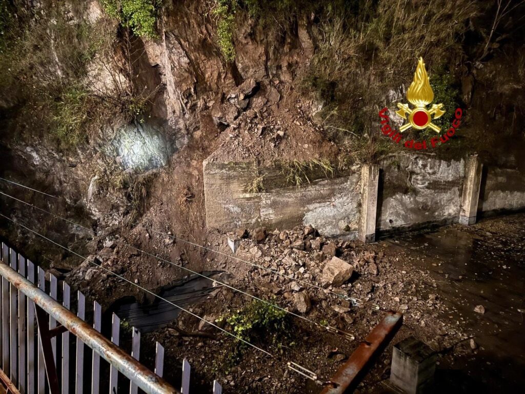 Frana a Pellezzano, cede il solaio di una falegnameria: intervento dei vigili del fuoco