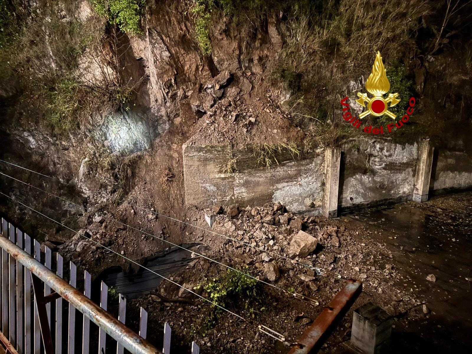 Frana a Pellezzano, cede il solaio di una falegnameria: intervento dei vigili del fuoco