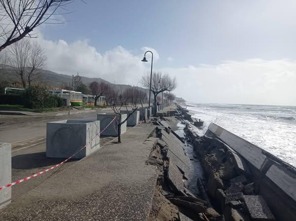 Ascea, emergenza erosione costiera: i consiglieri di “Ascea in testa” depositano una mozione per trasparenza e regia pubblica