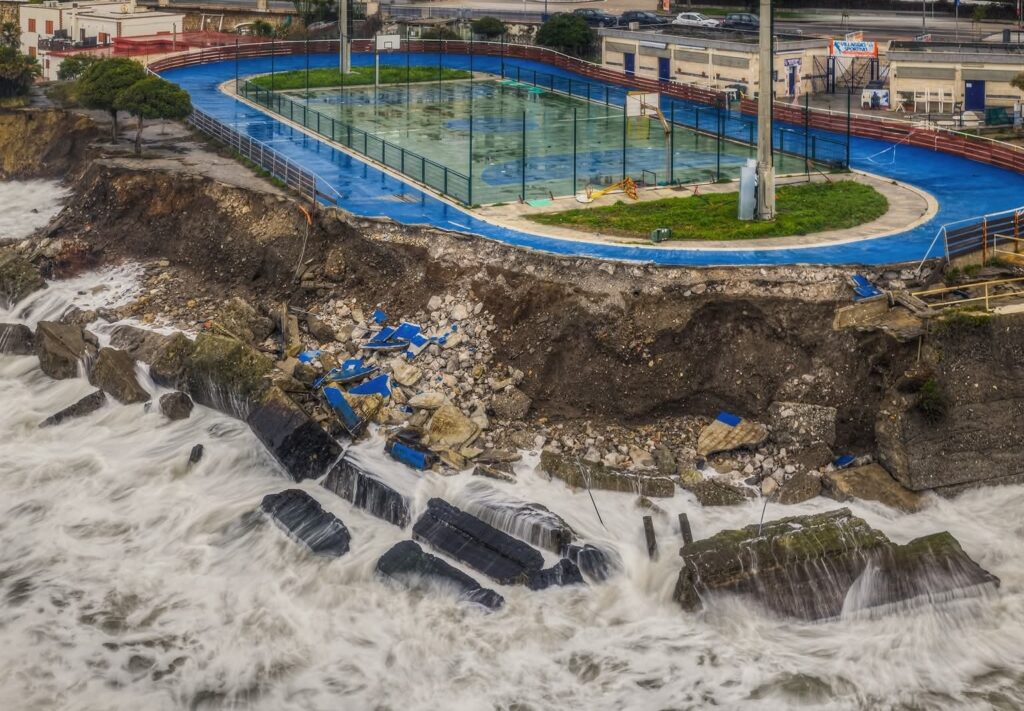 Salerno, nuovi crolli sul lungomare di Torrione: pezzi del pattinodromo trascinati in mare