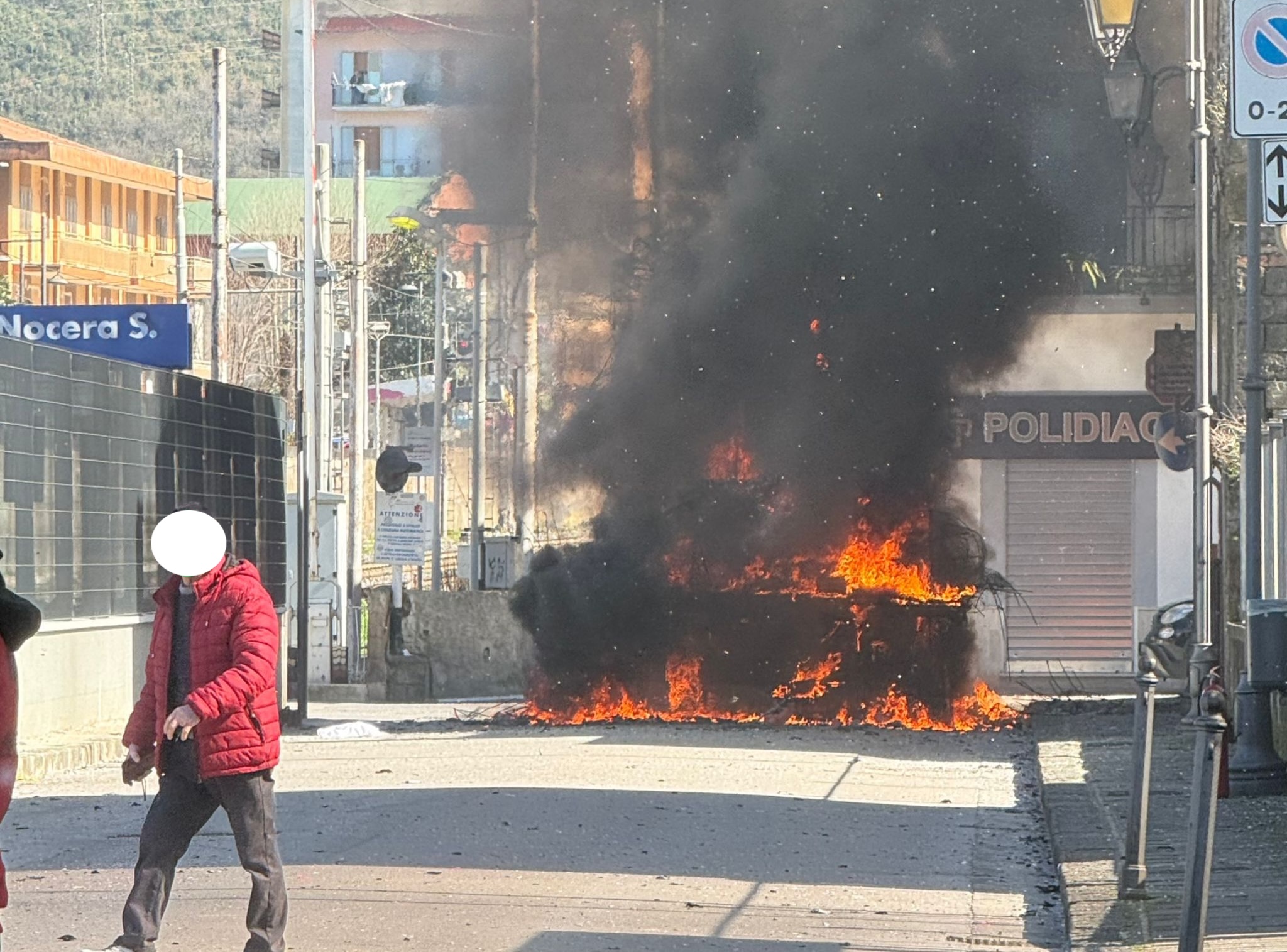 Carro di Carnevale urta i cavi ferroviari e prende fuoco: linea Napoli-Salerno ripristinata