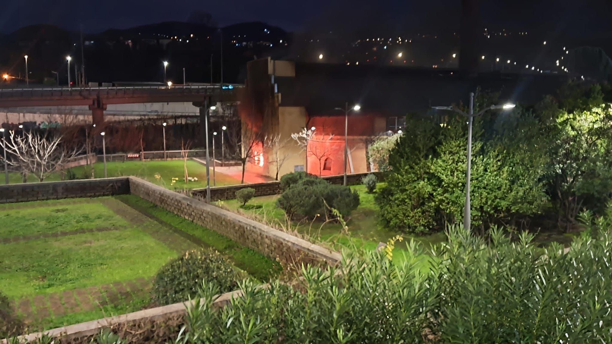 Rogo accanto al teatro Ghirelli: a fuoco deposito di mascherine, vigili del fuoco