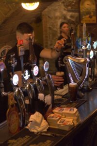 Salerno, un angolo d’Irlanda nel cuore della città: viaggio al King’s Cross Irish Pub