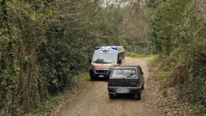 Cade in campagna a Camerota, soccorsa dal 118: frattura a tibia e perone per una donna