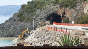 Camerota, proseguono i lavori sulla SR 562 a Mingardo–Cala del Cefalo: traffico a senso unico alternato